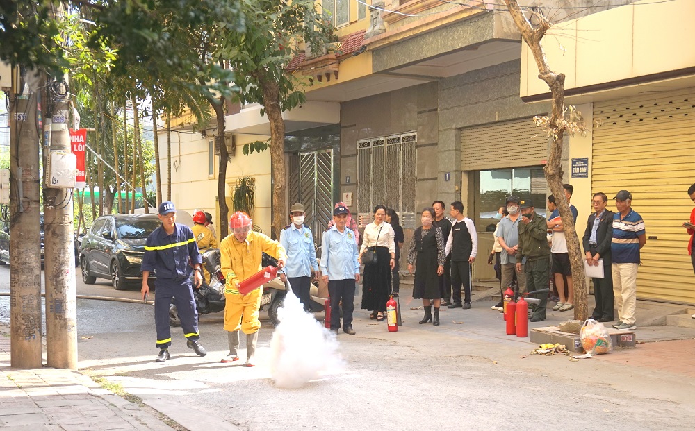 Tuyên truyền, phổ biến kiến thức pháp luật về PCCC và CNCH tại chung cư 7 tầng, phường Vĩnh Niệm, quận Lê Chân